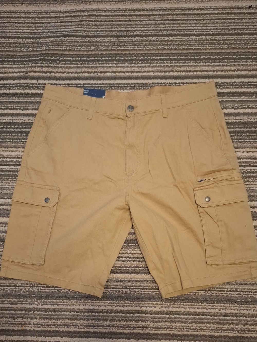 Men's Khaki Cargo Shorts with Multiple Utility Pockets